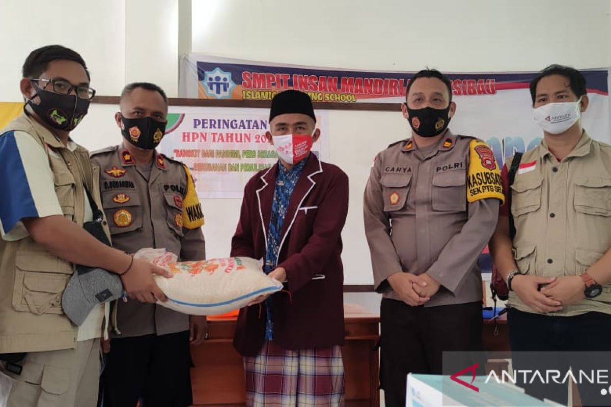 Hari Pers Nasional Jurnalis di Kapuas Hulu bagi sembako dan masker