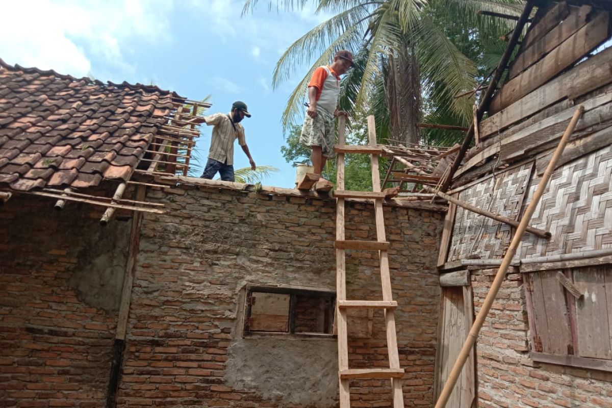 Sejumlah rumah warga di Kabupaten Pesawaran rusak akibat puting beliung