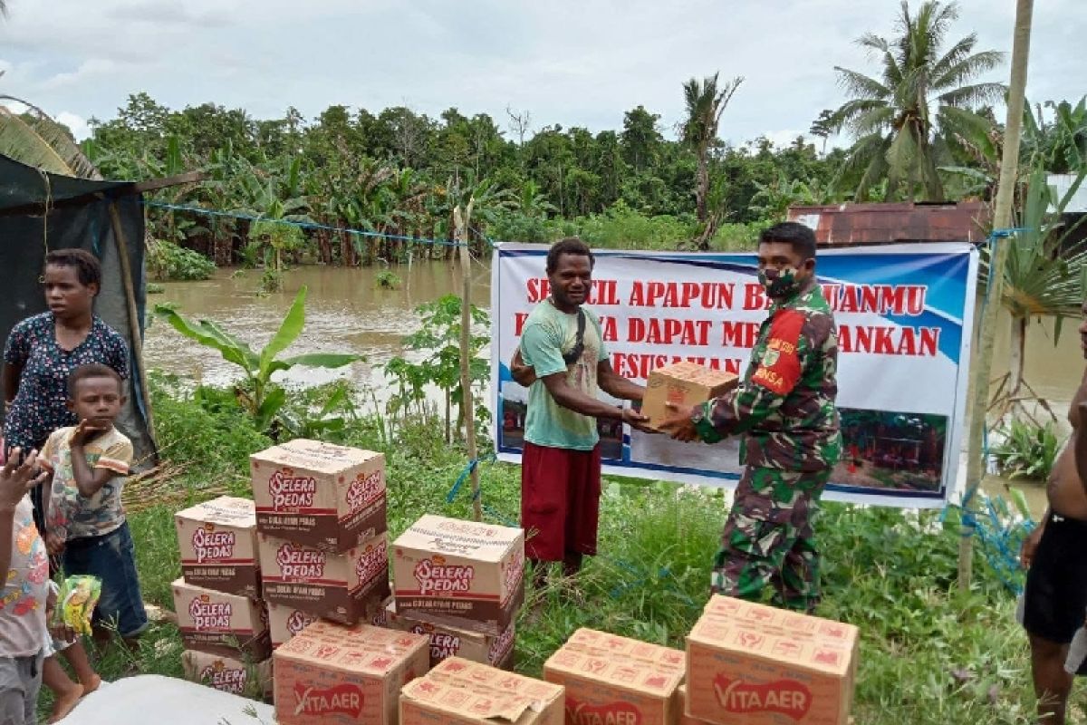 Kodim Jayapura beri bantuan sembako warga korban banjir Keerom