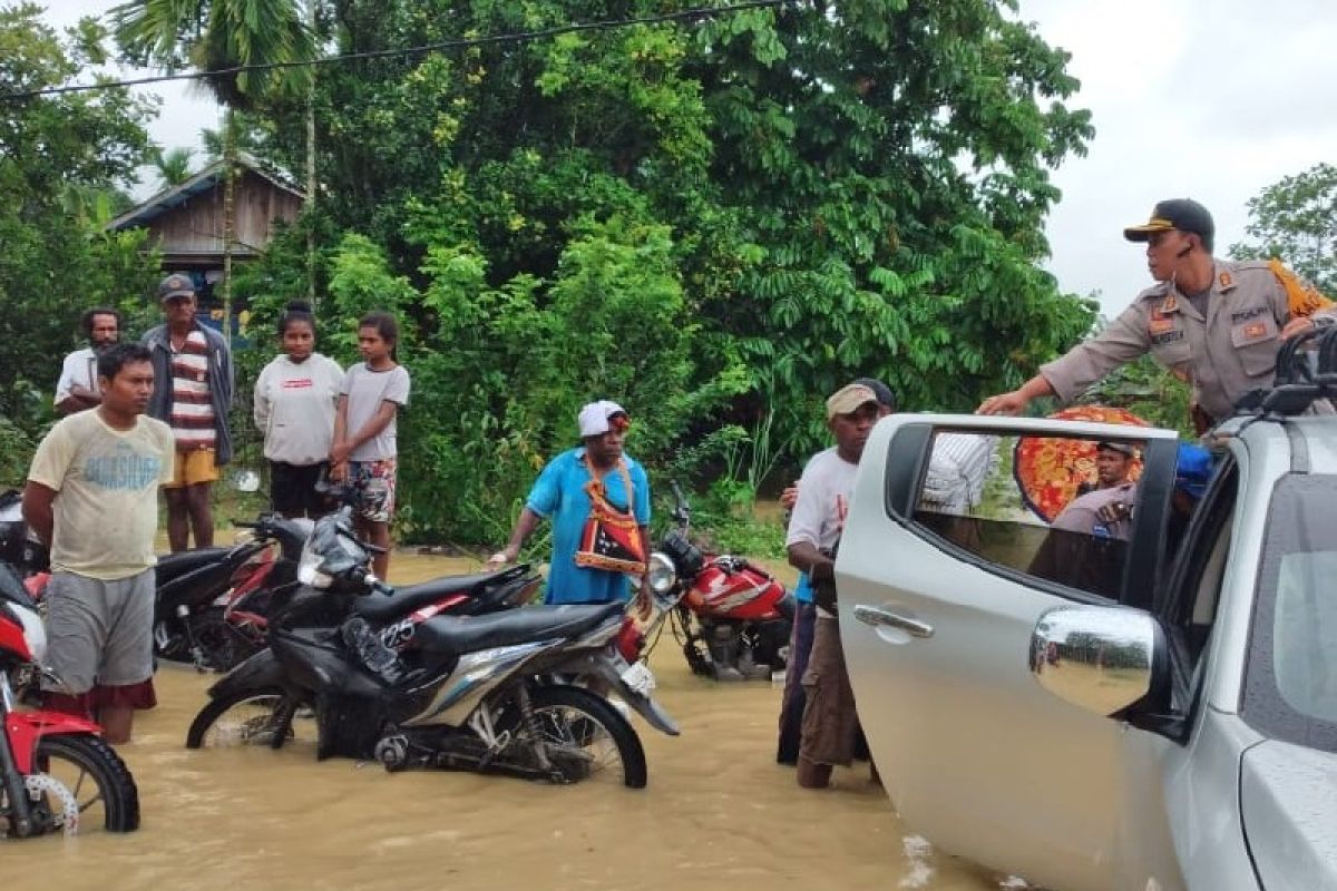 Tim SAR bantu evakuasi warga korban banjir di Keerom