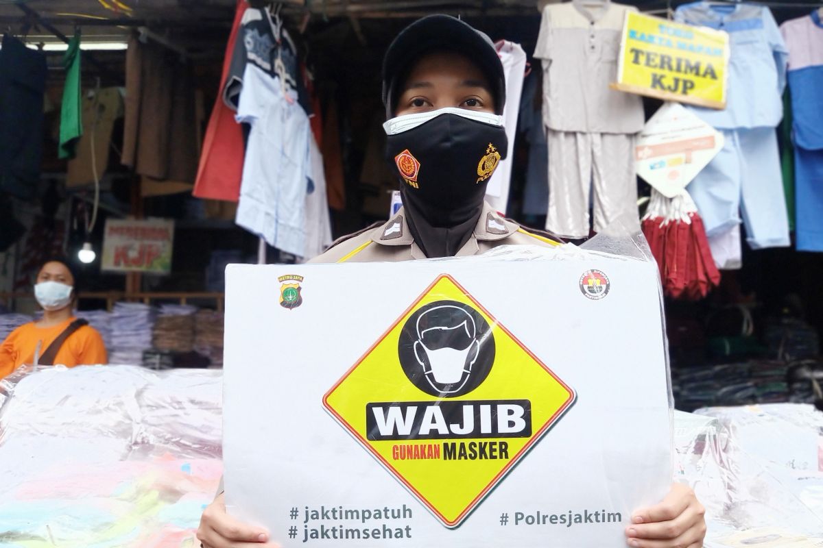 Anies ingin masyarakat punya persediaan masker yang cukup