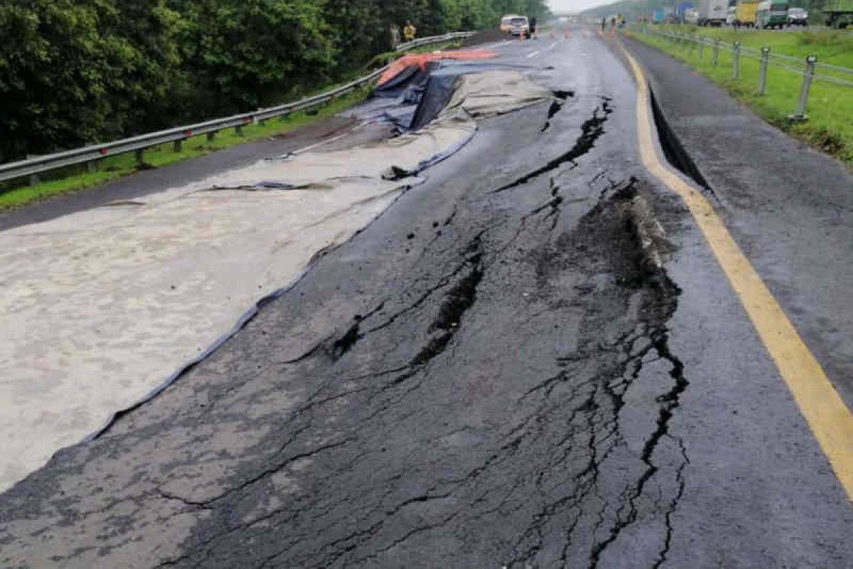 Jalur Tol Cipali KM 122 dari Cirebon arah Jakarta amblas