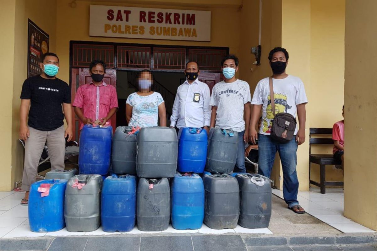 Miliki ratusan liter miras di Sumbawa, wanita 30 tahun diamankan polisi
