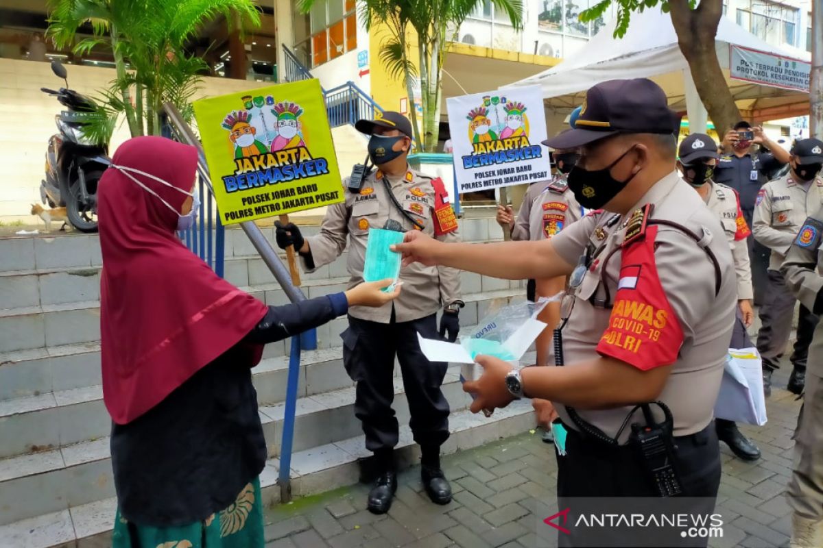 Jakarta: 100,000 masks distributed per day to combat COVID-19