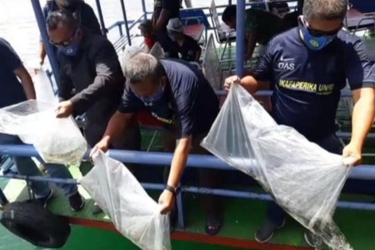 Faperika UNRI Sumut bagikan seribu mesker dan restocking 50 ribu ikan