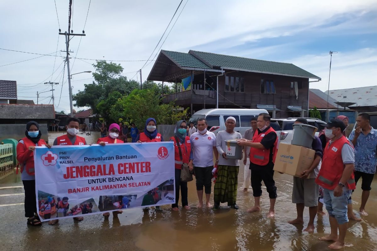 Ketua PMI Kalsel kembali terjang banjir serahkan bantuan