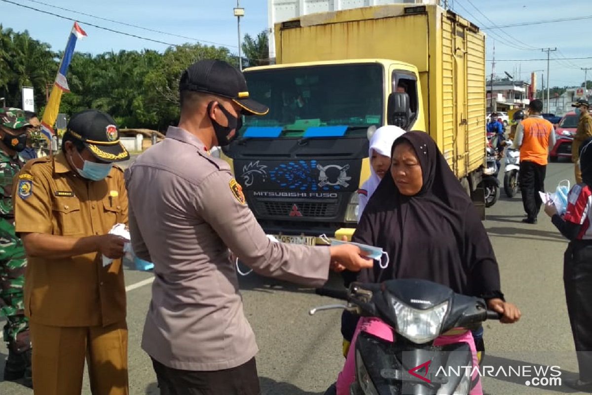 Polres Mukomuko bagikan masker kepada pengendara