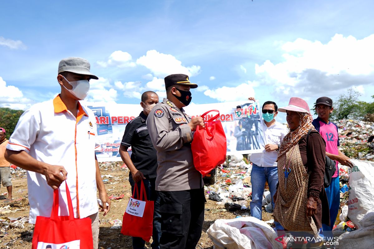 Polda dan Wartawan Gorontalo bagikan sembako peringati HPN