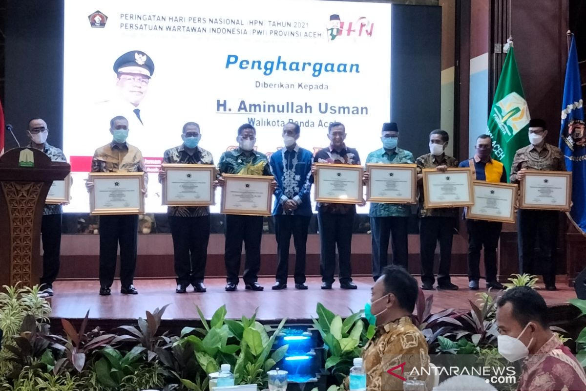 Forkompimda Aceh ulama hingga bupati terima penghargaan sahabat PWI Aceh 2021