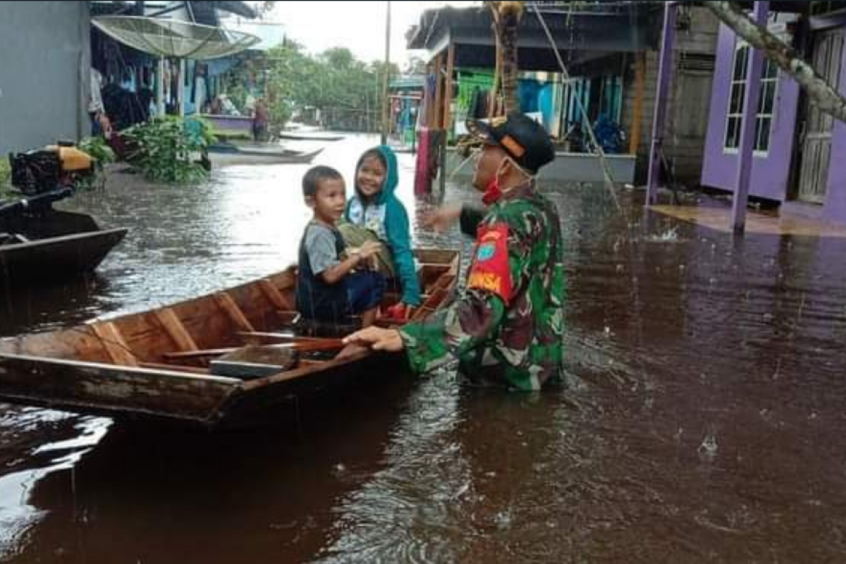 Koramil bersama Muspika Sejangkung evakuasi warga terdampak banjir