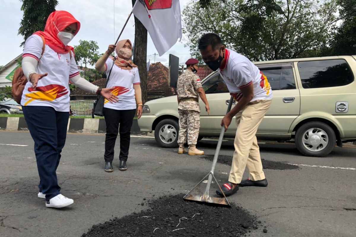 Sejumlah anggota DPRD Jember tambal jalan berlubang