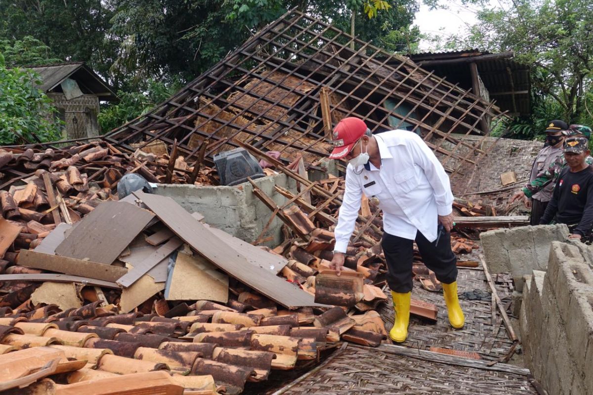 Bupati Lampung Tengah tinjau lokasi bencana angin puting beliung