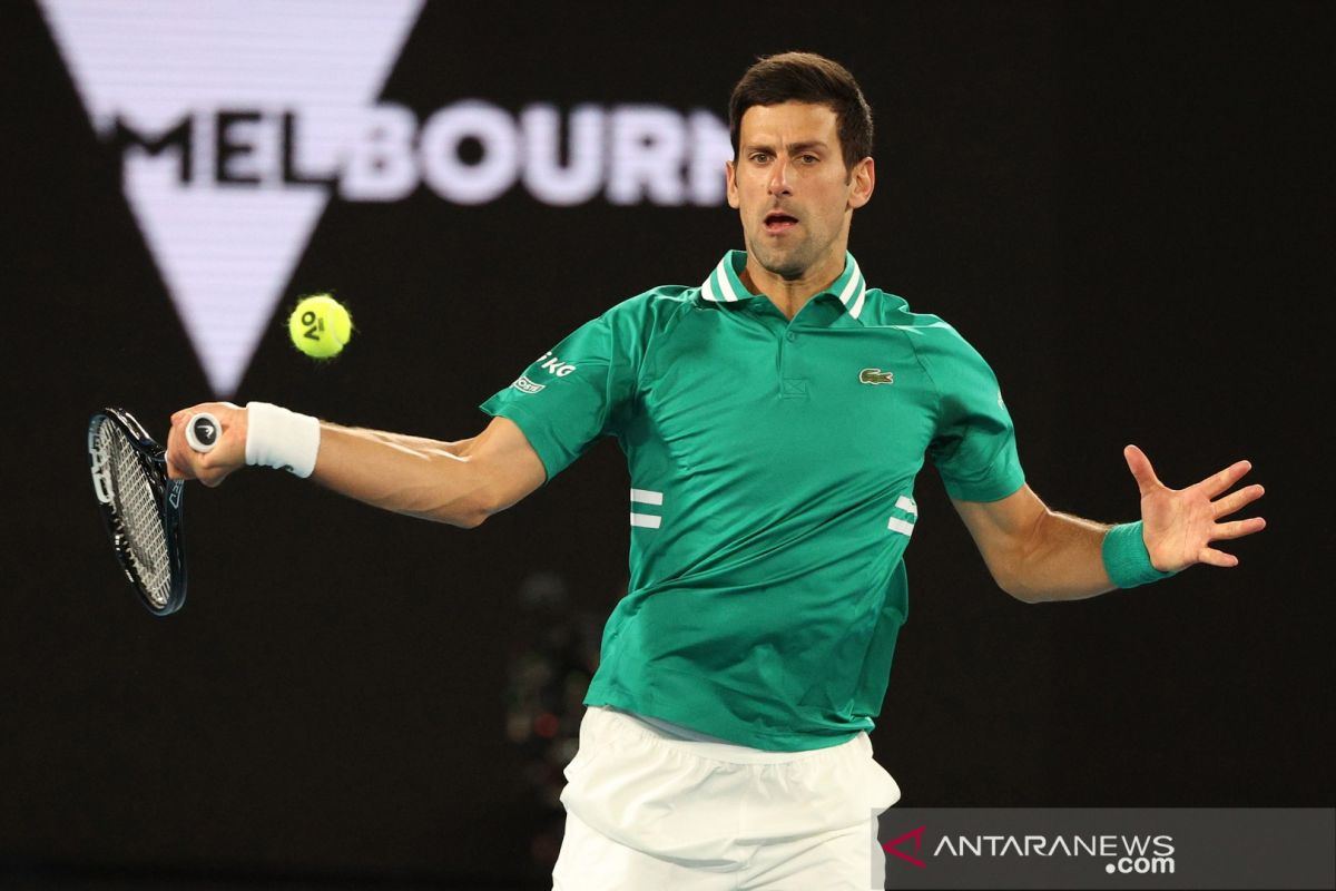 Djokovic atasi cedera otot perut dan maju ke perempat final Australian Open