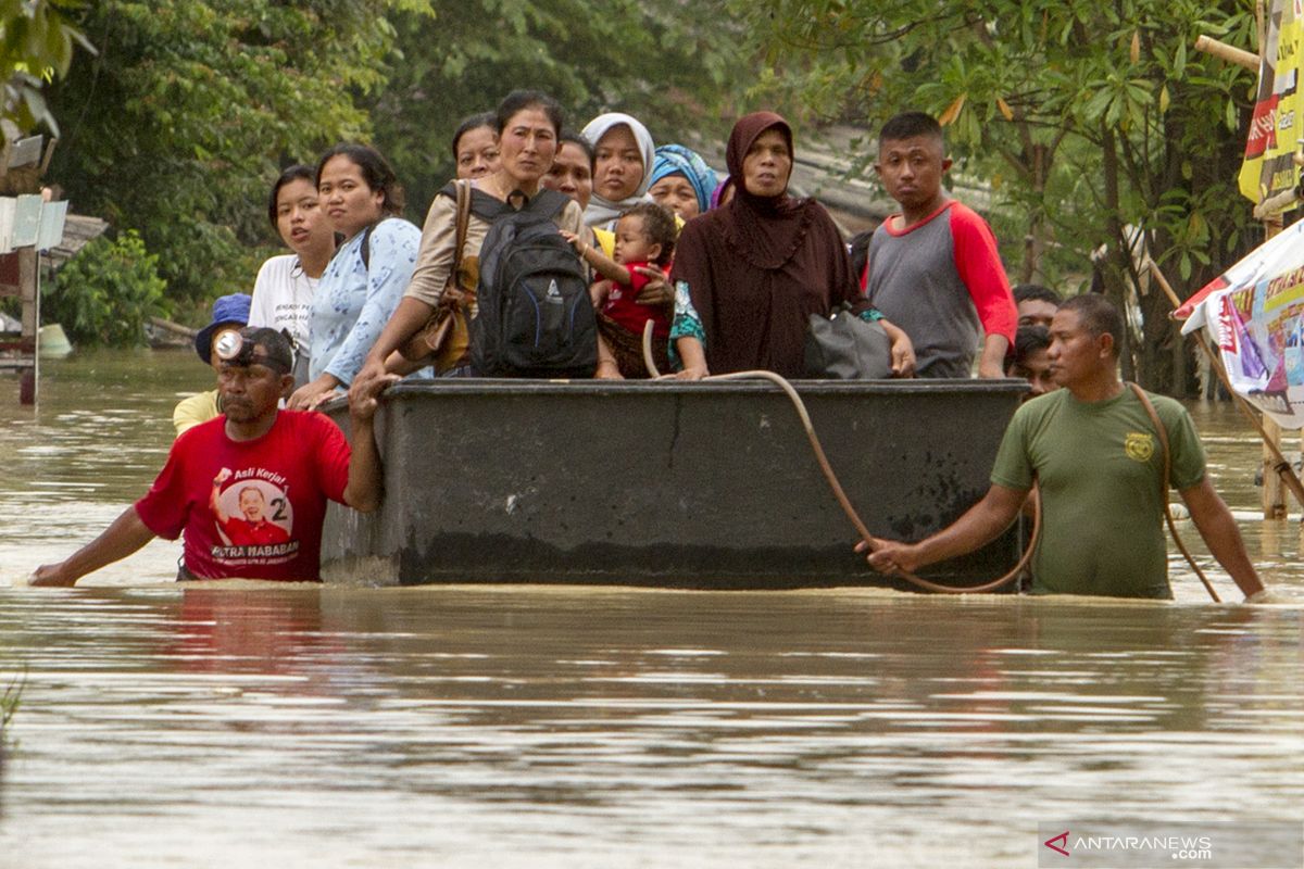 Sebanyak 8.648 orang mengungsi akibat banjir di Karawang