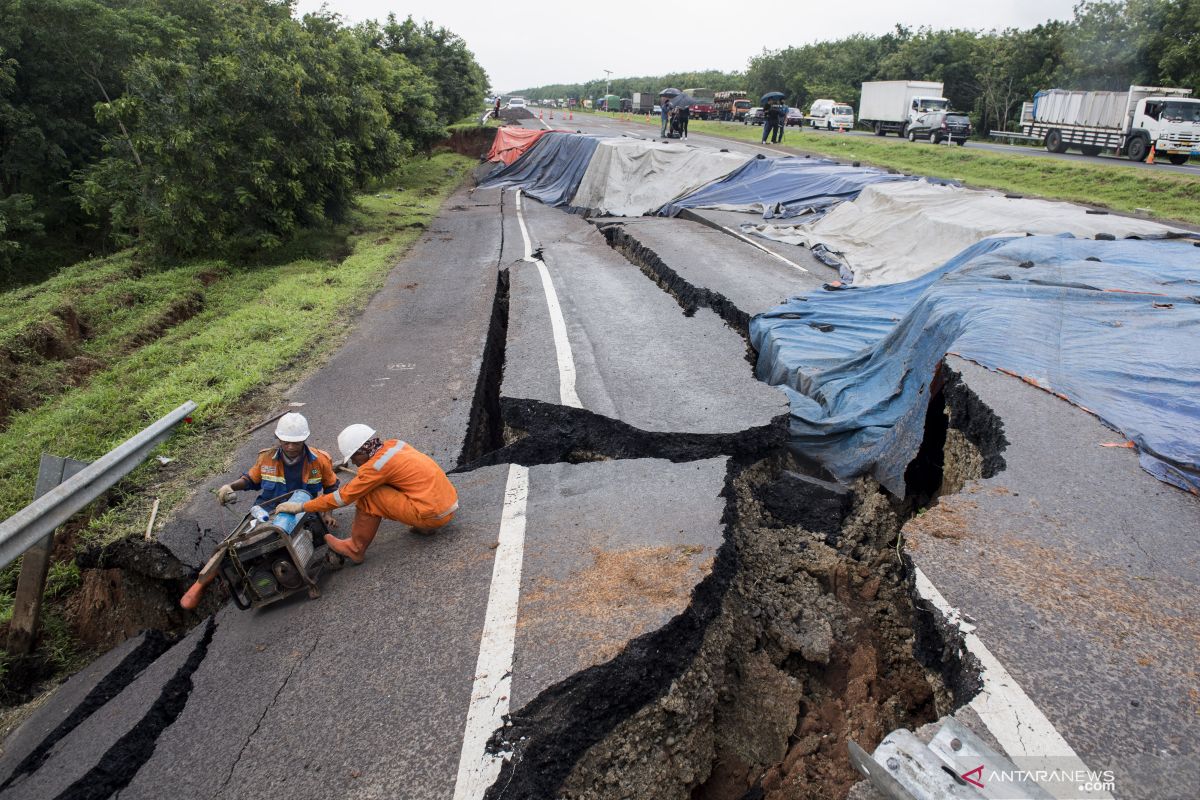 Anggota DPR ingin BPTJ berikan sanksi operator Tol Cipali terkait kejadian ambles