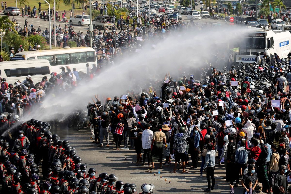 Pasukan Myanmar lepas tembakan ke demonstran, lima orang tewas