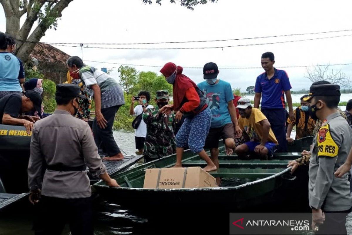 Anggota Polres Kudus bantu evakuasi korban banjir di Desa Payaman