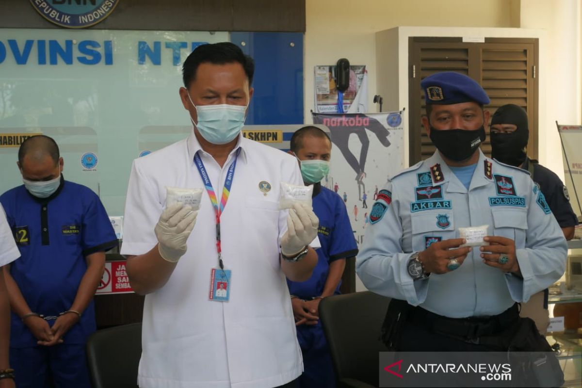 Selundupkan sabu berlapiskan kondom lewat dubur, dua warga Lombok Timur dibekuk