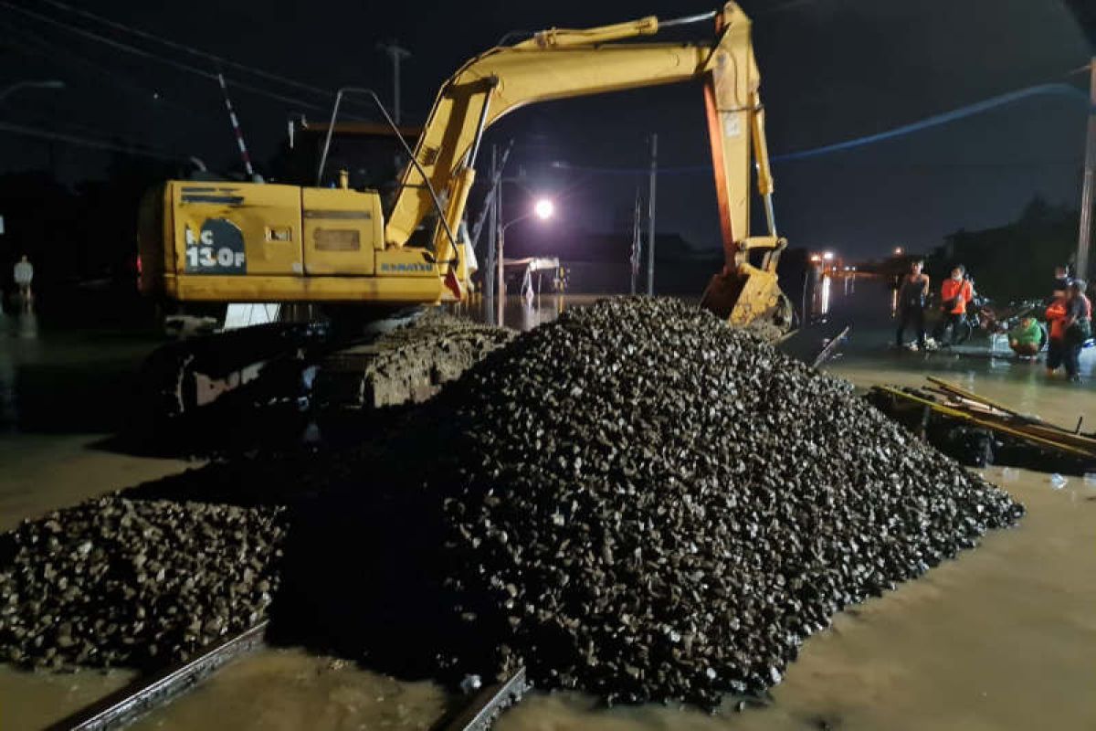 Sempat terendam, jalur KA lintas utara kembali dibuka setelah rel ditinggikan.