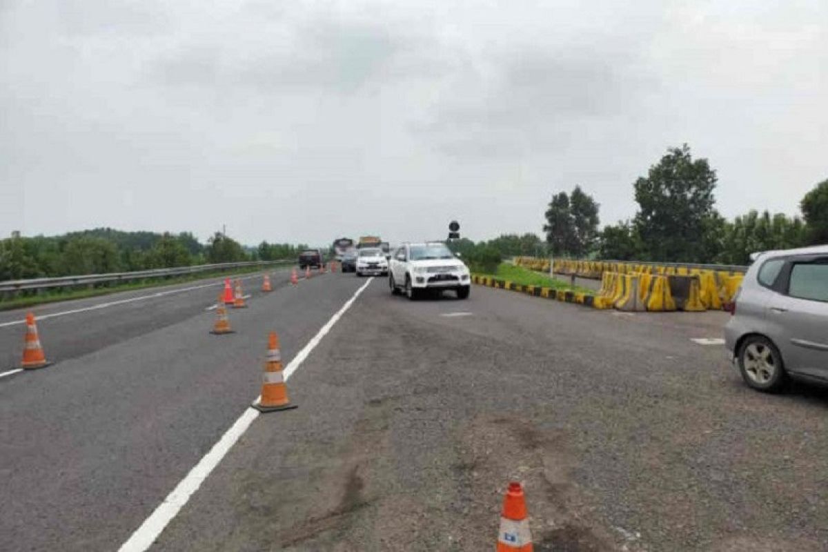 Jalan tol Cipali ambles, operator bikin lajur darurat untuk kurangi beban kendaraan