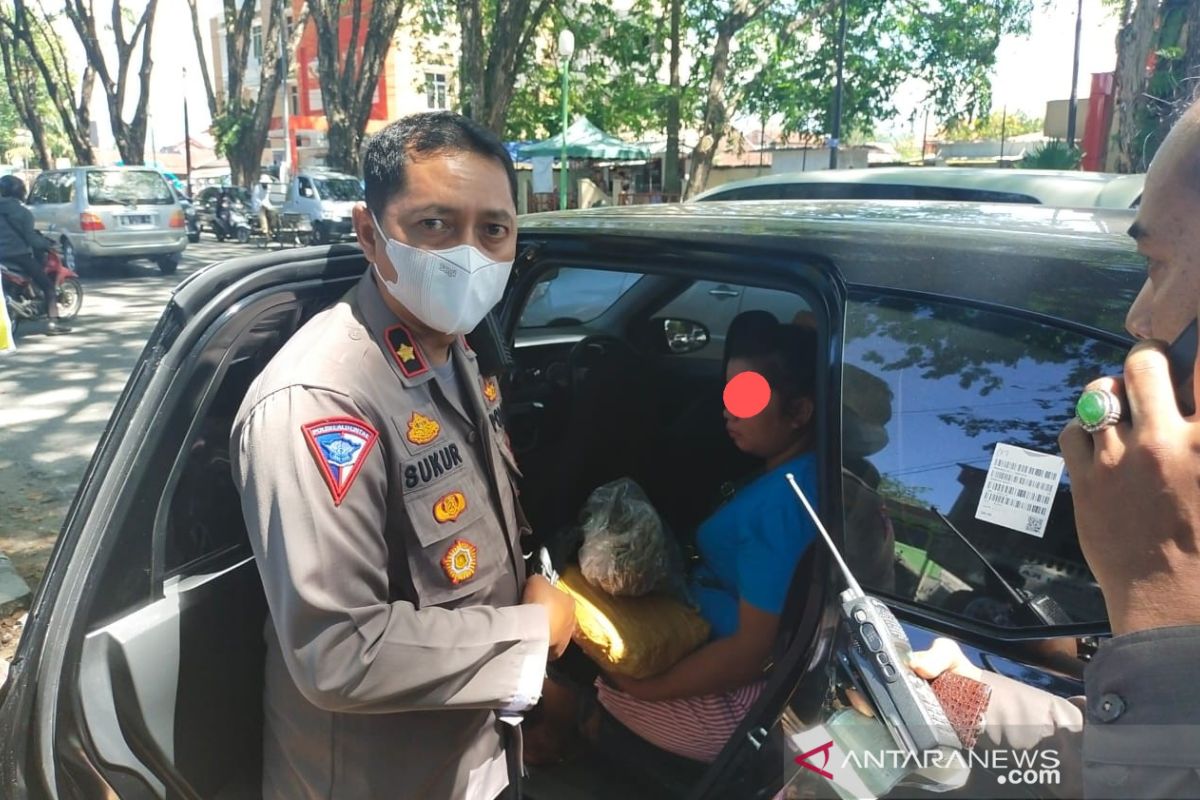 Polisi lalu lintas ciduk minibus membawa ganja kering