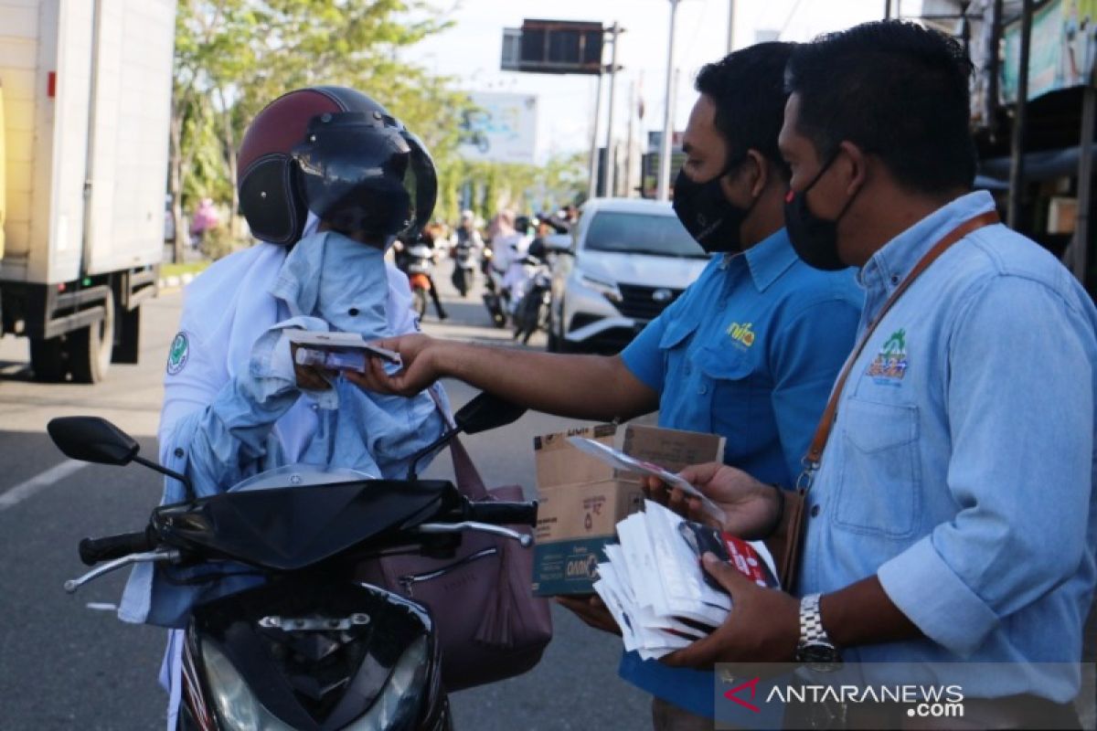 PT Mifa Bersaudara bagi masker bagi pengguna jalan di Aceh Barat