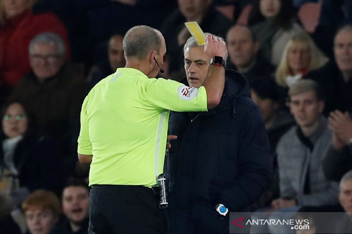 Mourinho menyatakan bersimpati kepada wasit Inggris Mike Dean