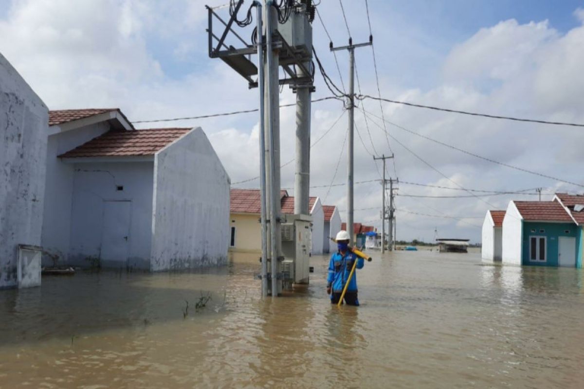 PLN pulihkan listrik di empat kota terdampak cuaca ekstrim di Jabar