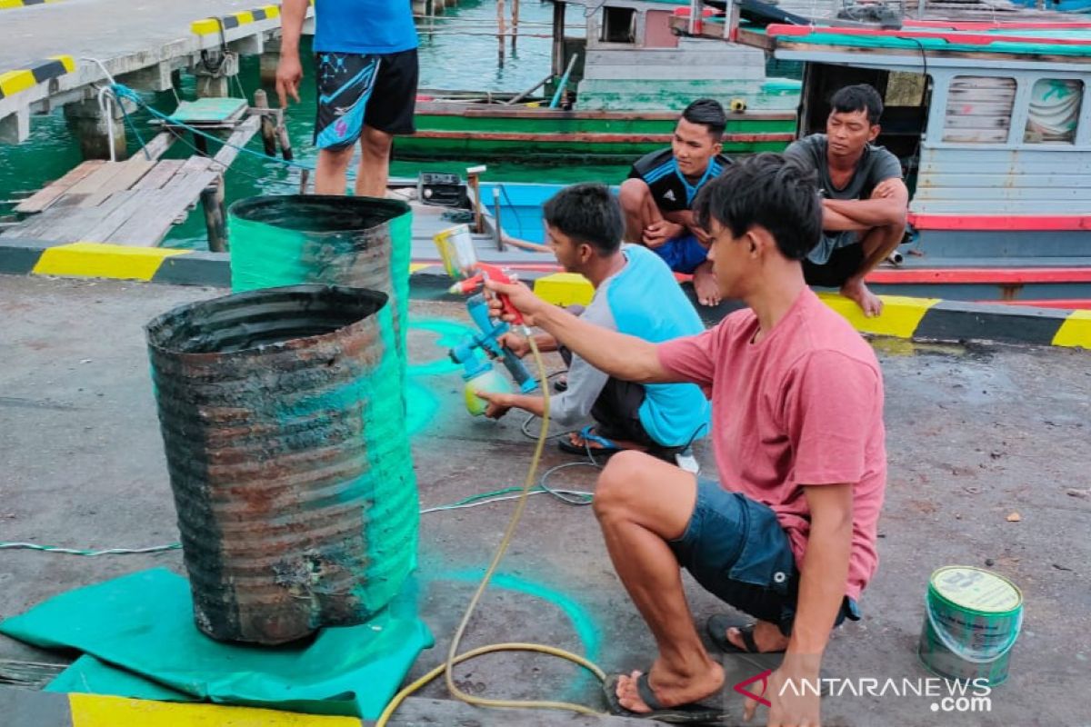 Jaga laut, pemuda Pulau Tiga swadaya pengadaan tong sampah