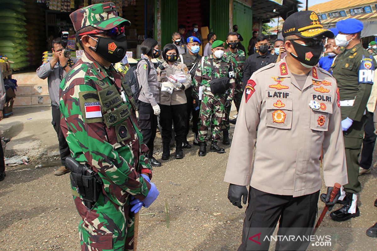 TNI-Polri di NTT bagikan ribuan APD ke pengunjung dan pedagang  pasar