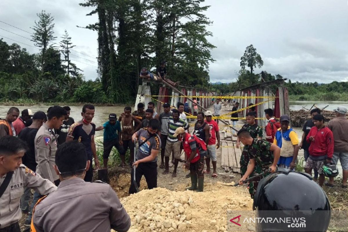 Jalan Trans Papua arah Keerom terputus akibat tergenang air