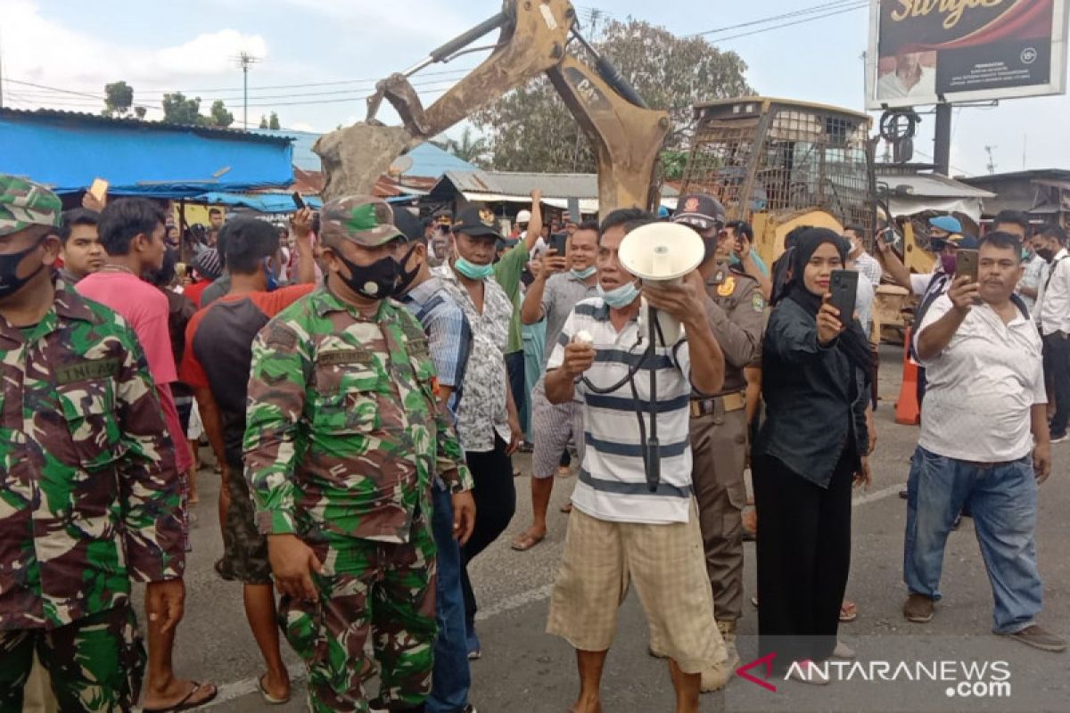 Pedagang di Perawang naik pitam alat berat dan plang dipasang, diminta untuk pindah