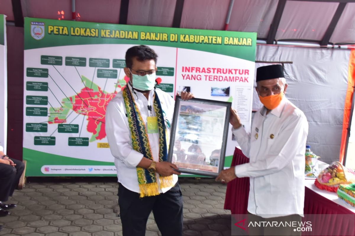 Agriculture Minister hands over aid for flood victims in Banjar District