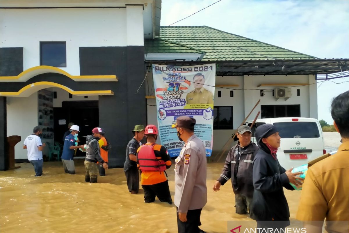 8.648 orang mengungsi akibat banjir di Karawang