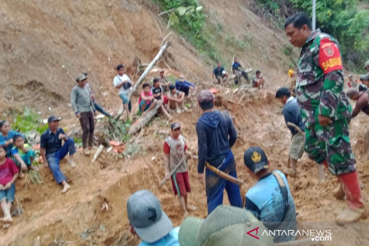 Menggunakan alat berat, TNI, warga dan relawan buka akses jalan yang longsor di wilayah Meratus