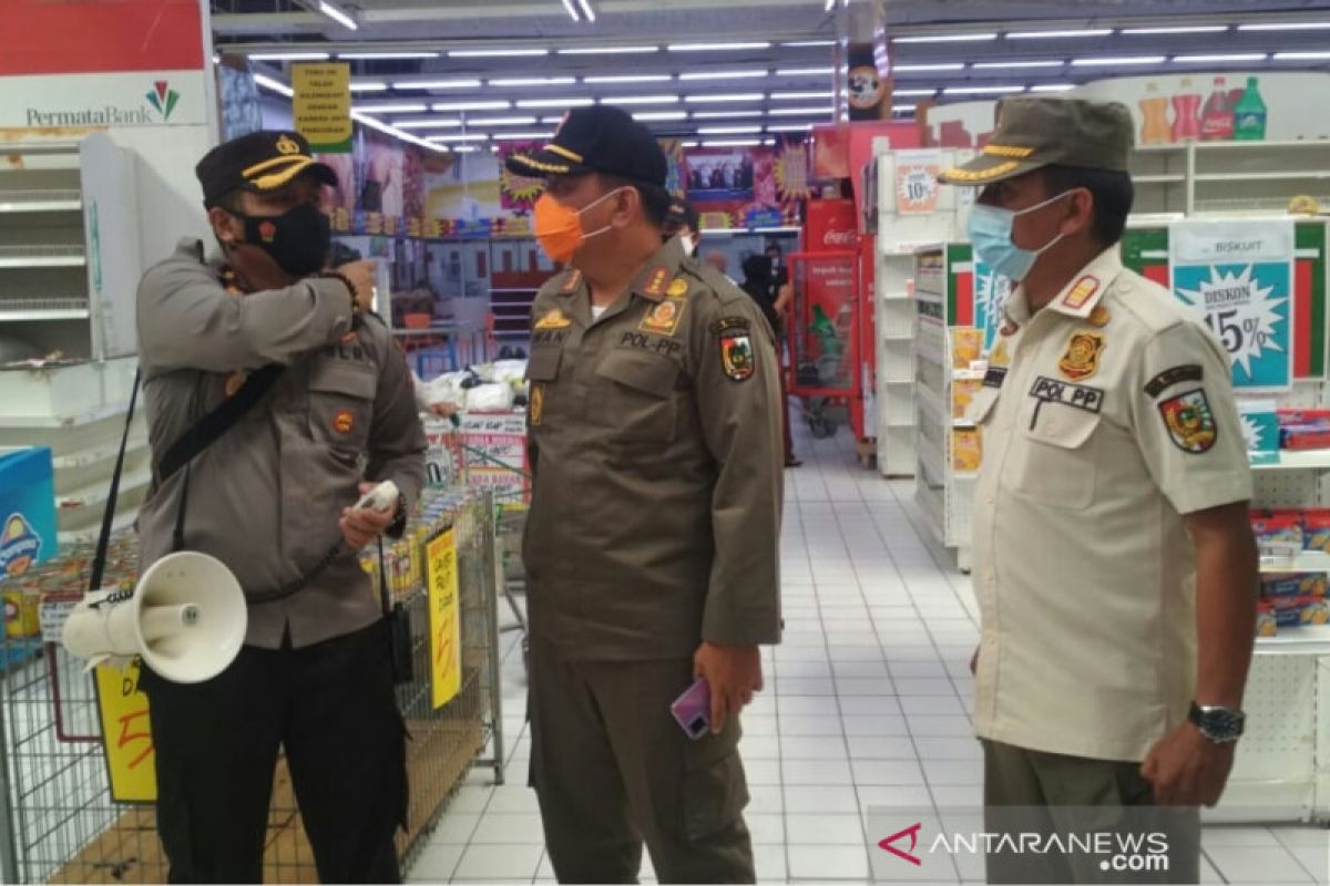 Tim gabungan Pekanbaru tertibkan kerumunan di Giant