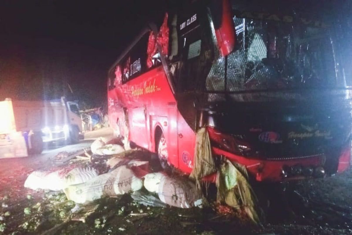 Mobil barang tabrak bus di Aceh Timur, dua luka-luka