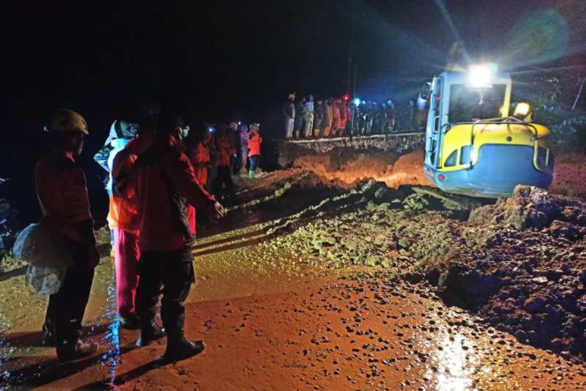 Longsor di Wonosobo tutupi jalur wisata Dieng