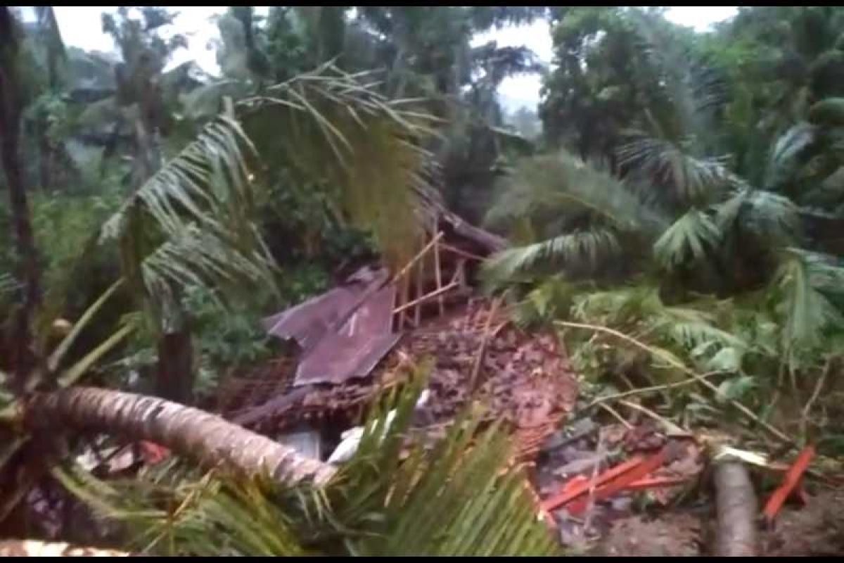 Kebumen longsor, empat rumah dan tiga orang hilang