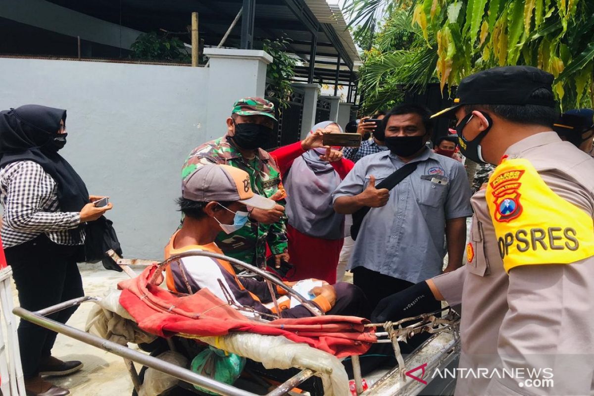 Wartawan di Pamekasan sambut HPN 2021 dengan bagi-bagi masker