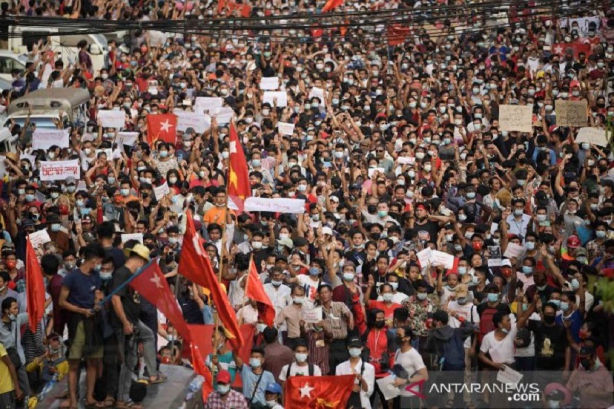 Warga Myanmar kembali berunjuk rasa untuk menentang kudeta