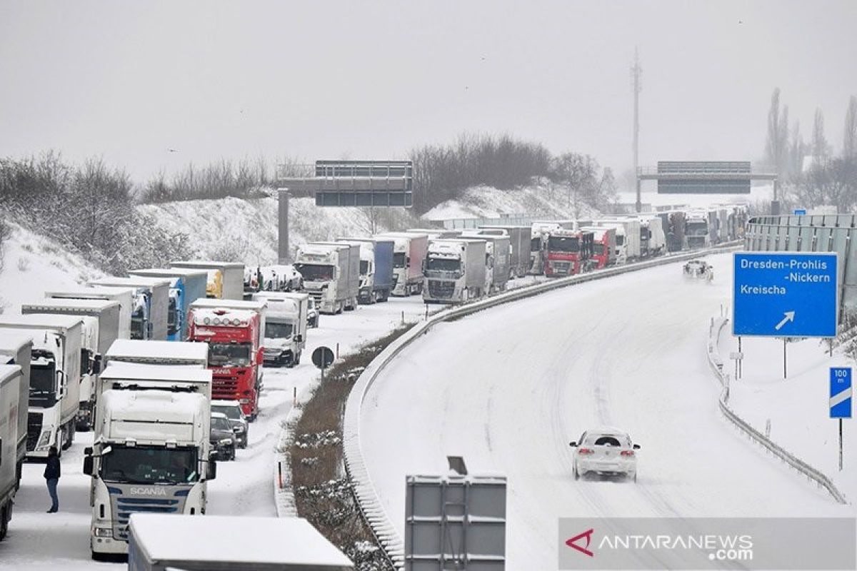 Hujan salju lebat ganggu sistem transportasi di Jerman