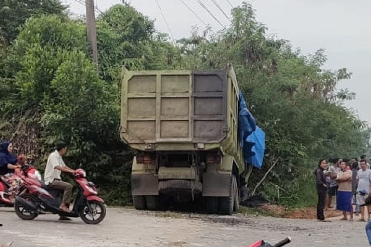 Melaju tanpa sopir, sebuah truk batubara tabrak tebing di Lintas Sumatera Bungo