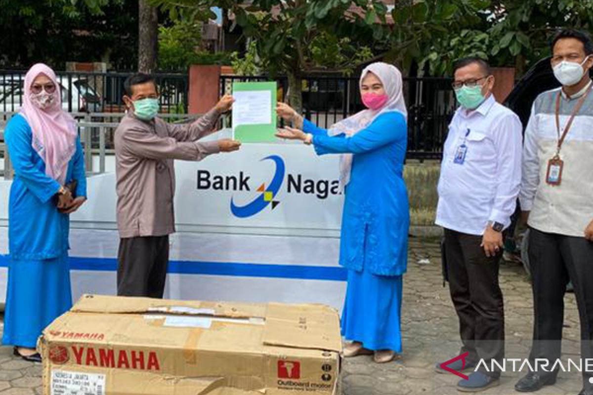 Bank Nagari sumbangkan perahu untuk bersihkan sampah sungai di Padang