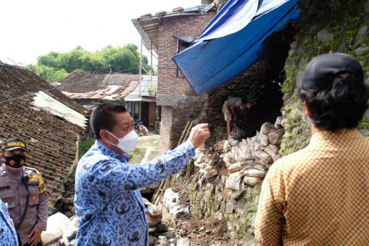 Wali kota tinjau lokasi longsor di Kampung Wates Prontakan
