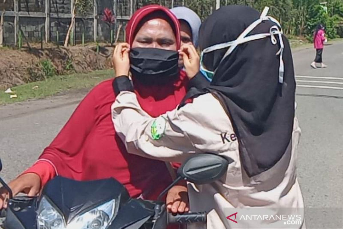 Mahasiswa Aceh Barat bagi masker kampanye bahaya debu batu bara