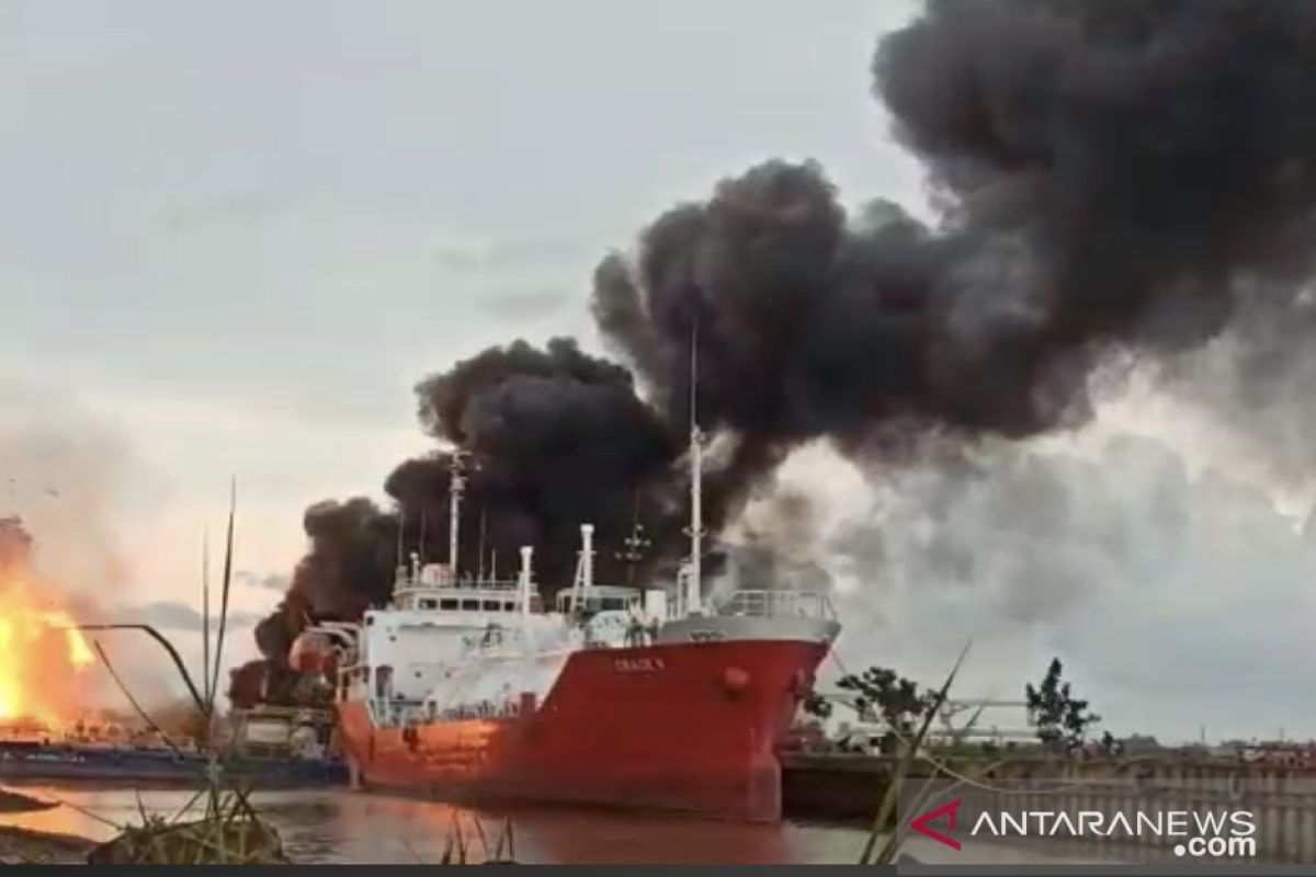 Kapal tanker terbakar di Samarinda milik anggota DPR RI