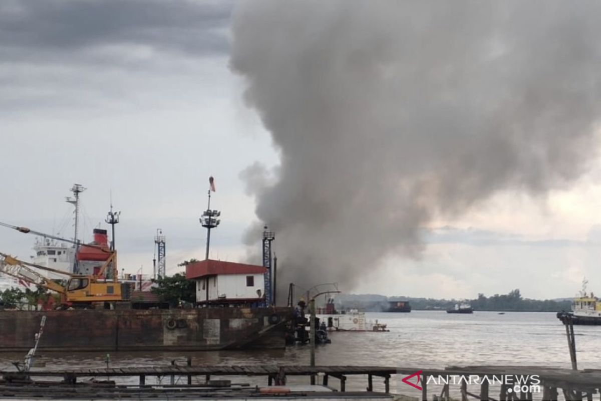 Satu kapal di galangan kapal Samarinda terbakar dan meledak