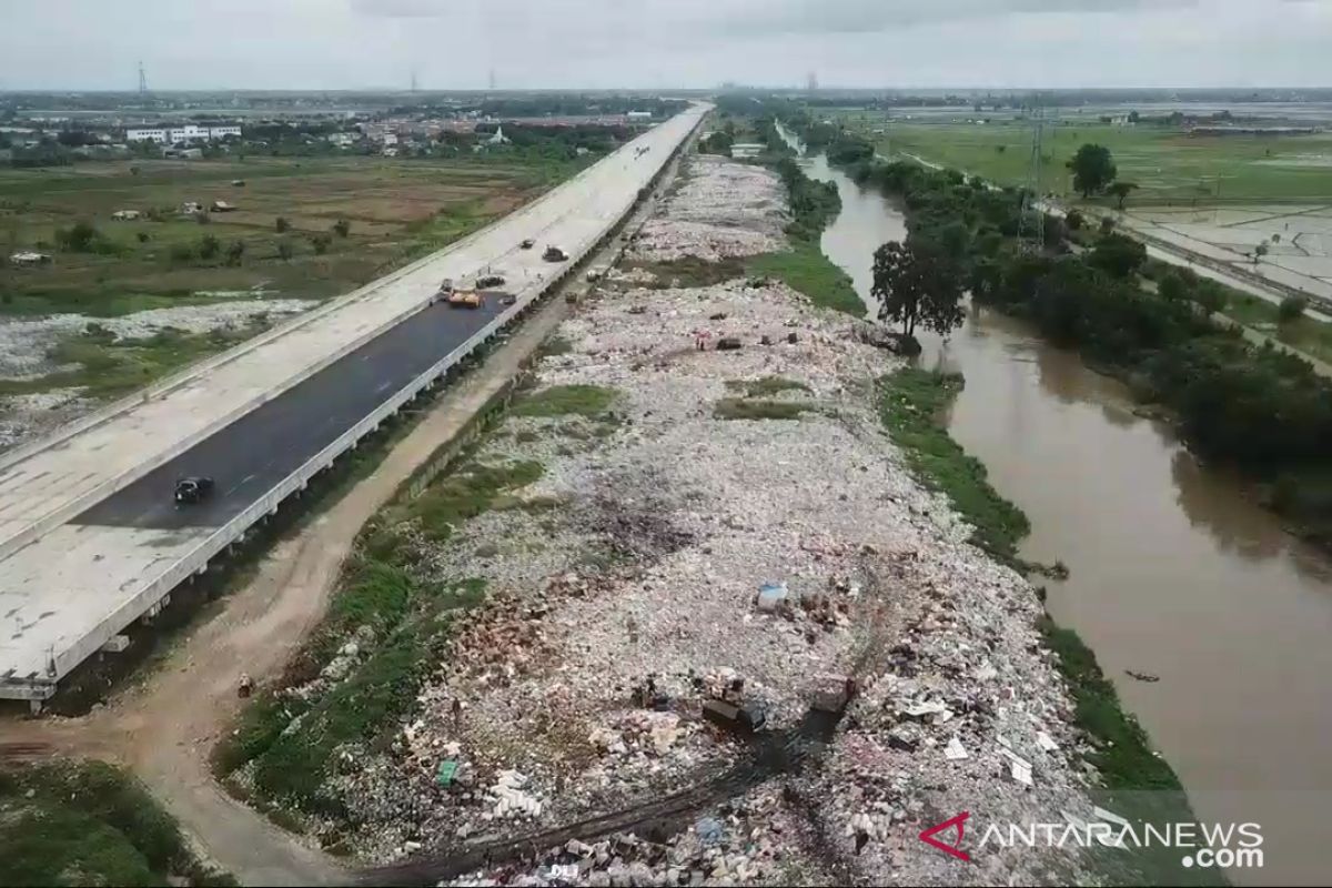 Bekasi gandeng penegak hukum tutup sampah ilegal di bantaran Kali CBL (video)