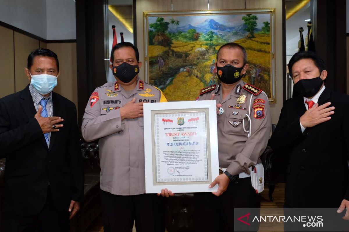 South Kalimantan Police win Trust Award for public service